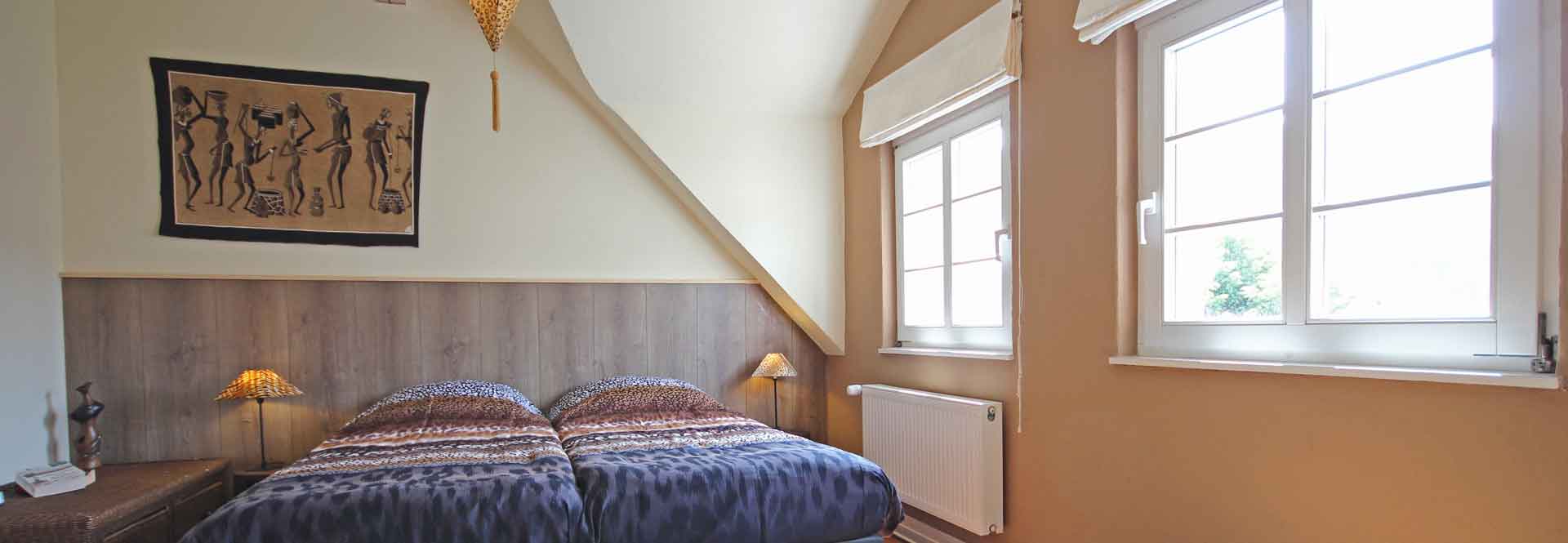 geräumiges Schlafzimmer mit Blick auf Schloss Malberg